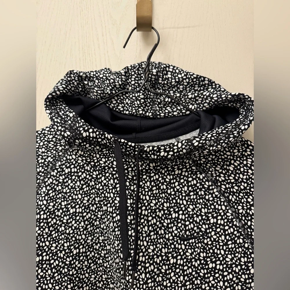 Nike Women's Therma Fit Fleece Lined Hoodie w Front‎ Pocket Size M Petal Pattern